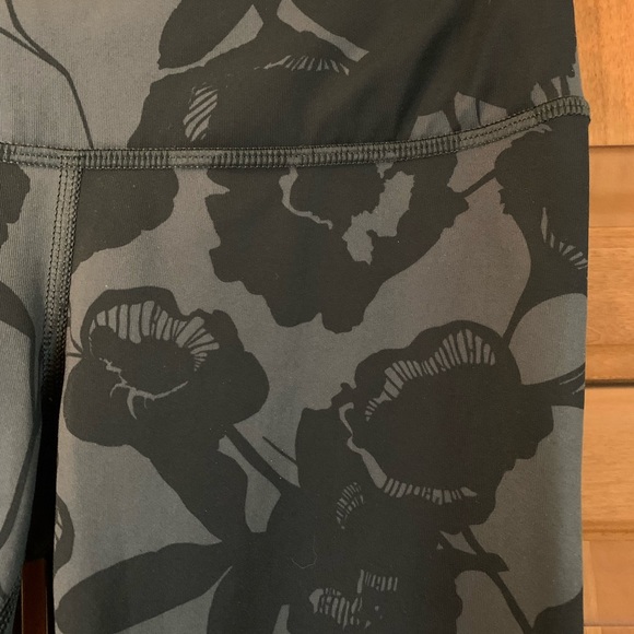 NWOT Black/Grey Cropped lululemon Leggings - Picture 3 of 4